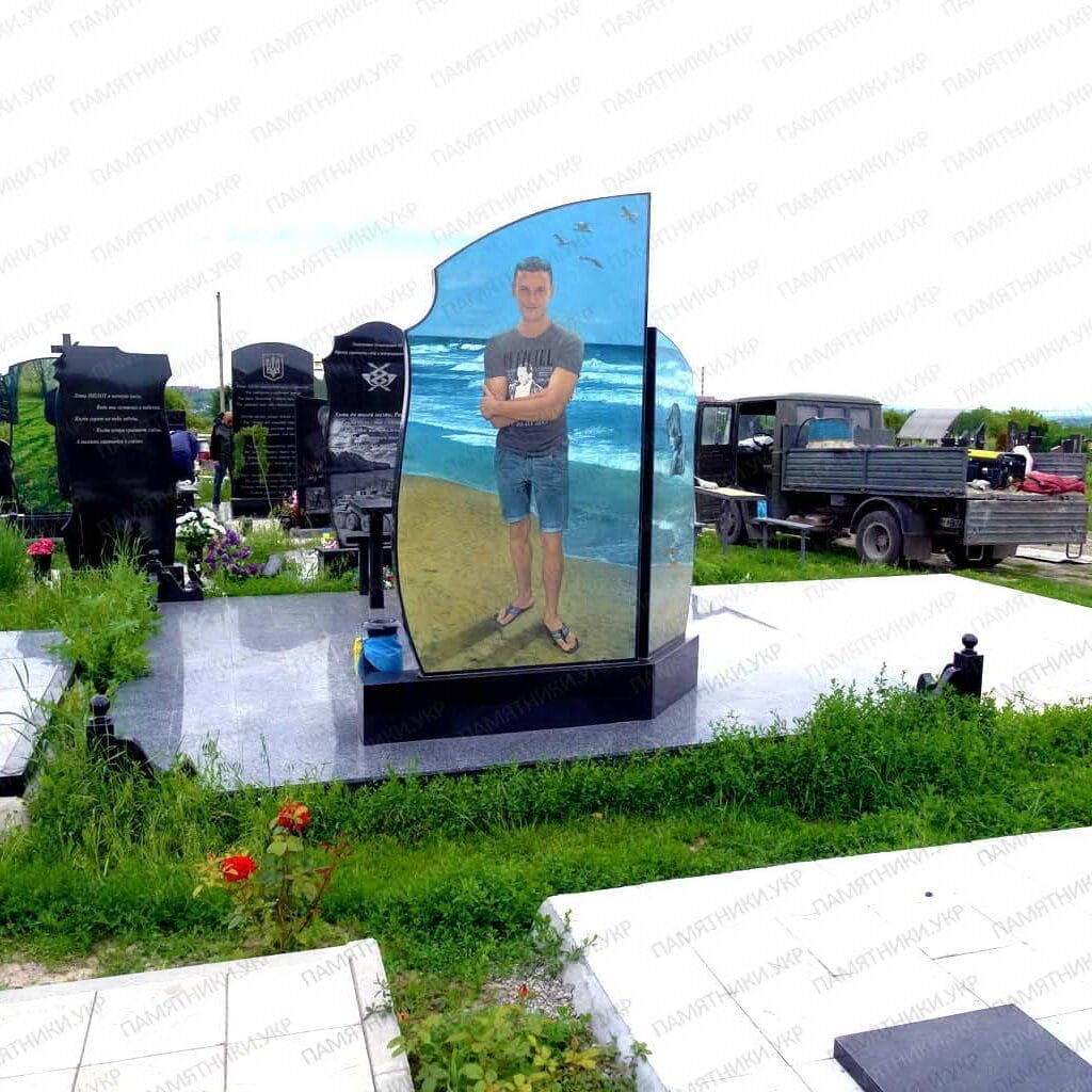 памятник с цветной фотографией