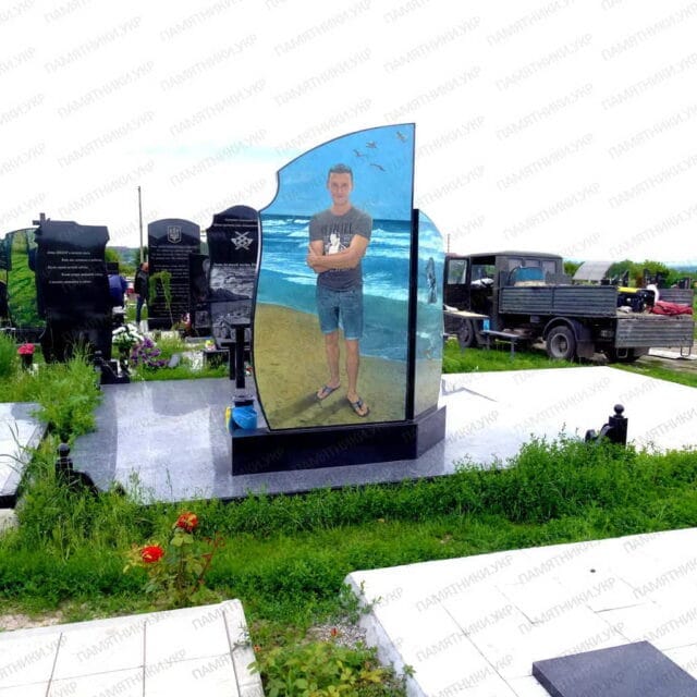 памятник с цветной фотографией