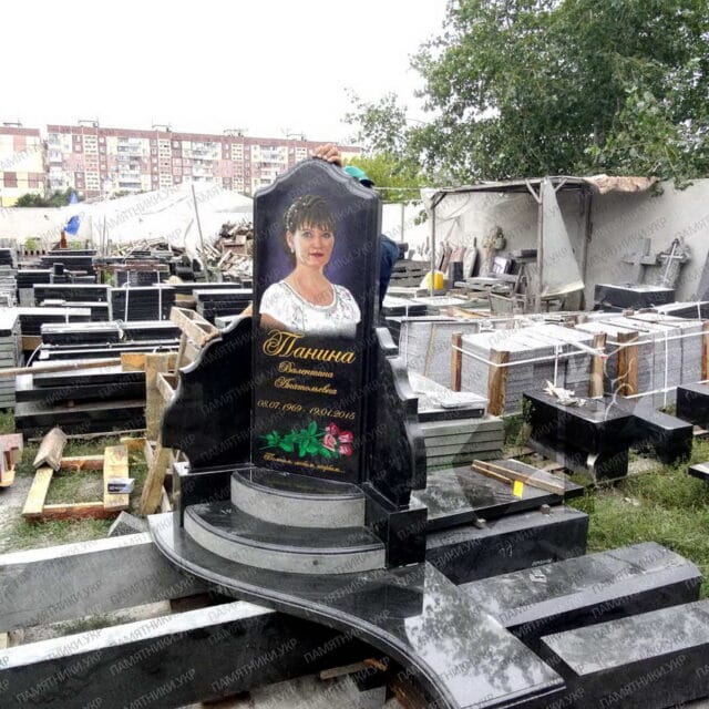 памятник с цветной фотографией