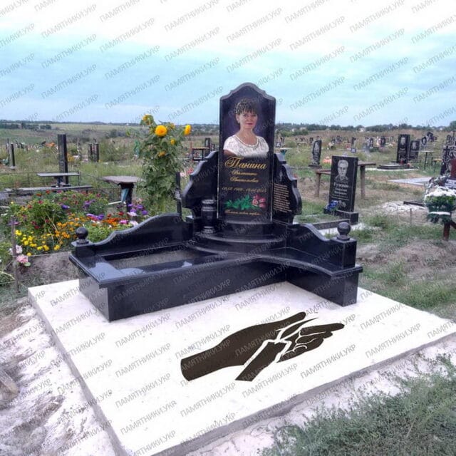 памятник с цветной фотографией