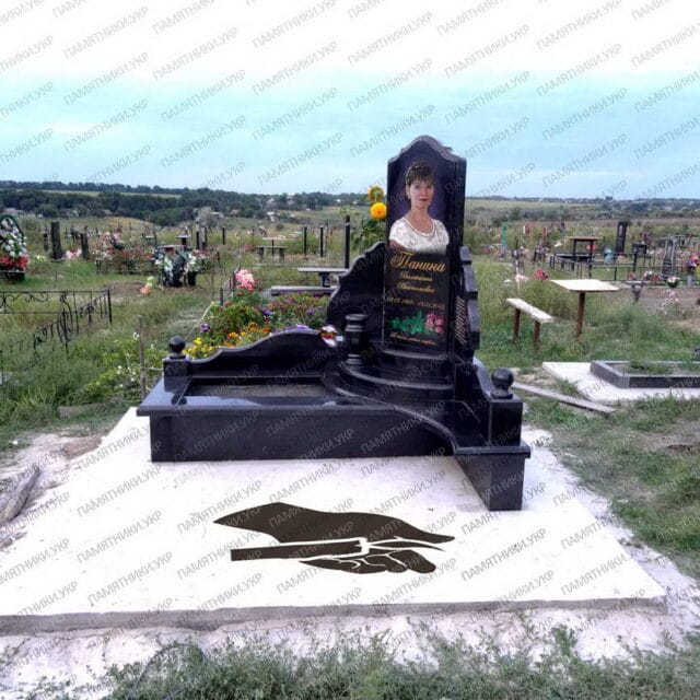 памятник с цветной фотографией