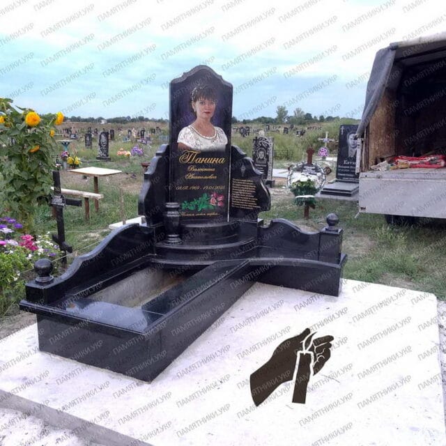 памятник с цветной фотографией