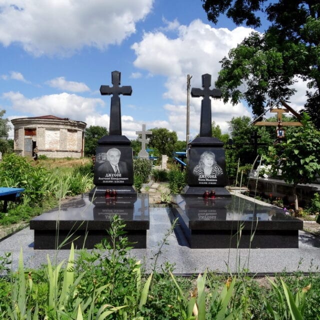 памятники Джусовым