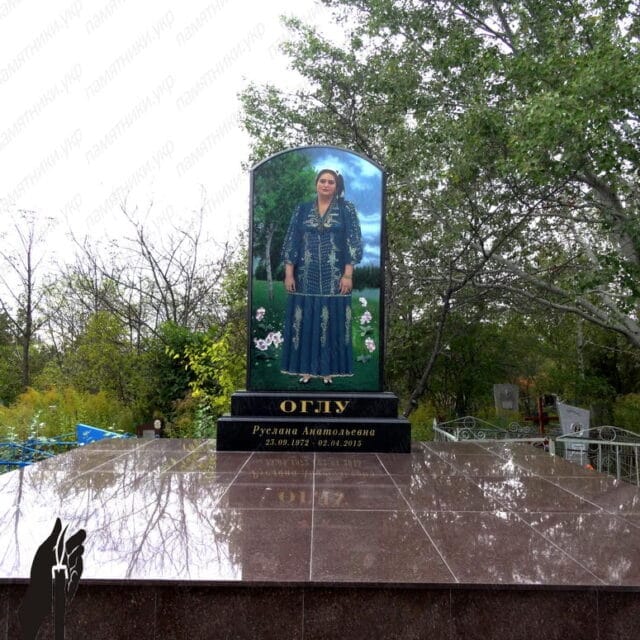 большой гранитный памятник с цветной фотографией для Оглу