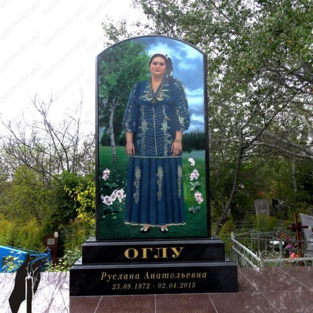 большой гранитный памятник с цветной фотографией для Оглу