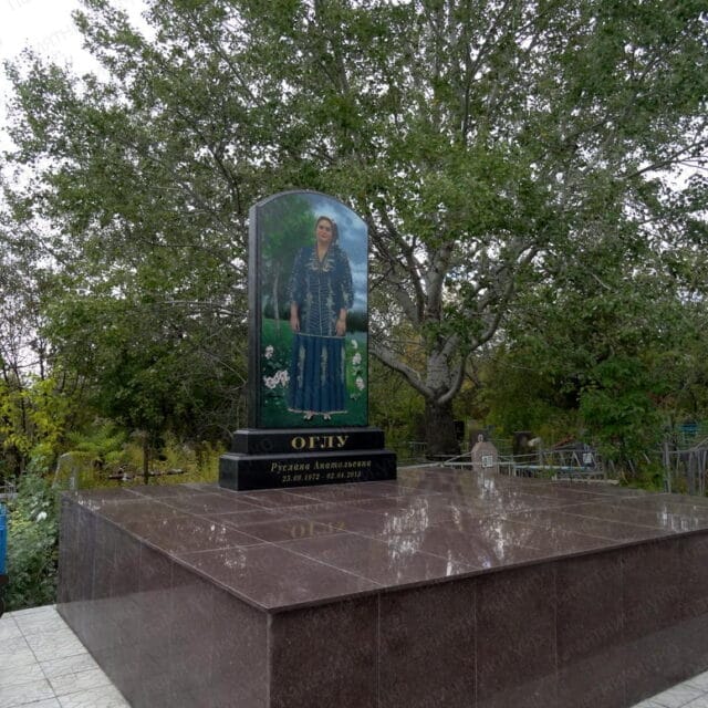 большой гранитный памятник с цветной фотографией для Оглу
