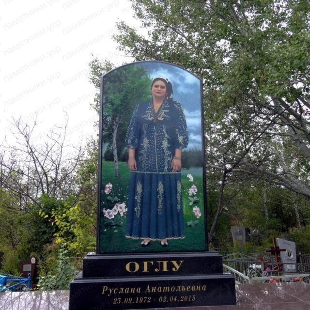большой гранитный памятник с цветной фотографией для Оглу