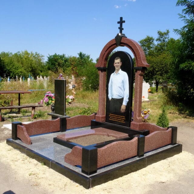 цветной памятник плюте максиму