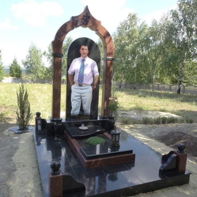 памятник с цветной фотографией