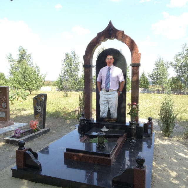 памятник с цветной фотографией