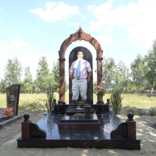 памятник с цветной фотографией