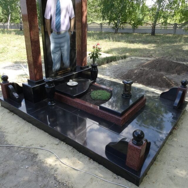 памятник с цветной фотографией