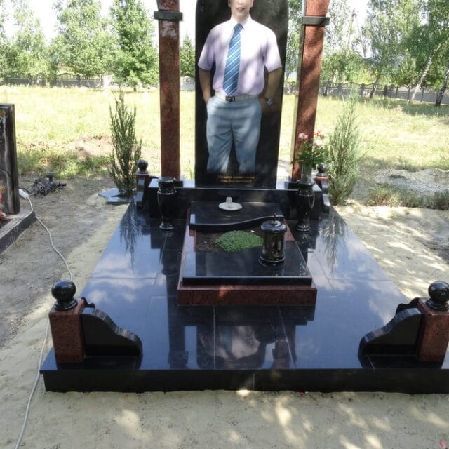 памятник с цветной фотографией