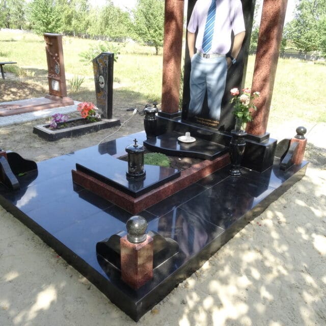 памятник с цветной фотографией