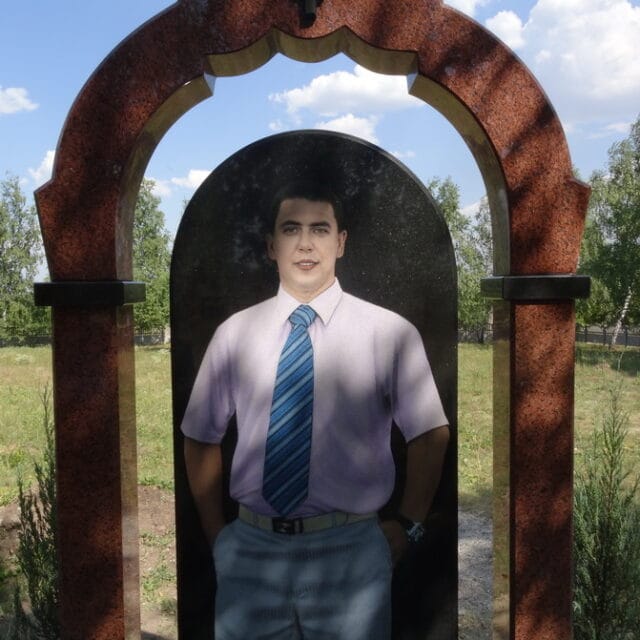 памятник с цветной фотографией
