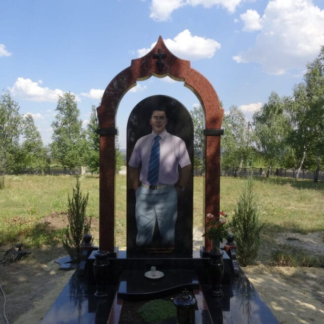 памятник с цветной фотографией