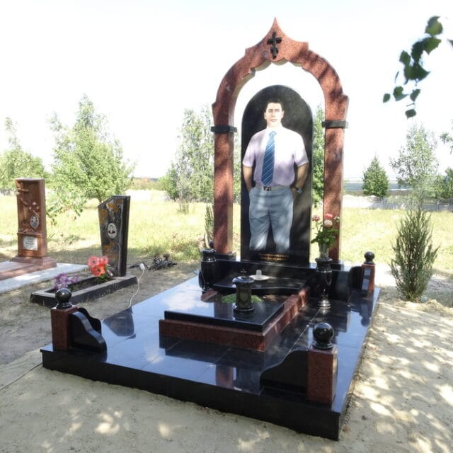 памятник с цветной фотографией