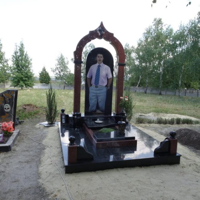 памятник с цветной фотографией