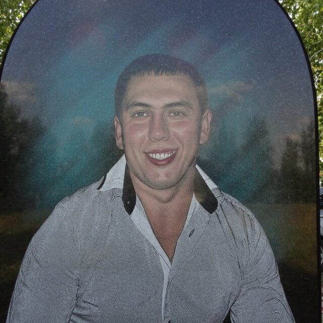 памятник с цветной фотографией