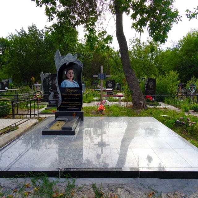 памятник с цветной фотографией гравировка