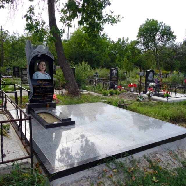 памятник с цветной фотографией гравировка