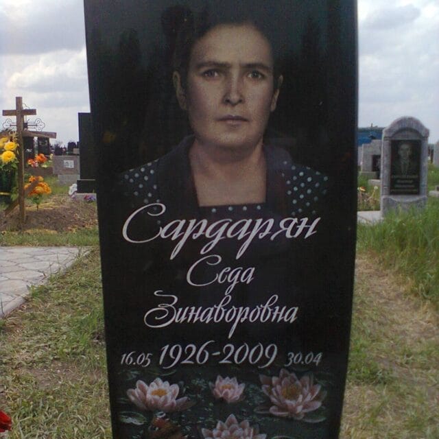 Цветной памятник на могилу