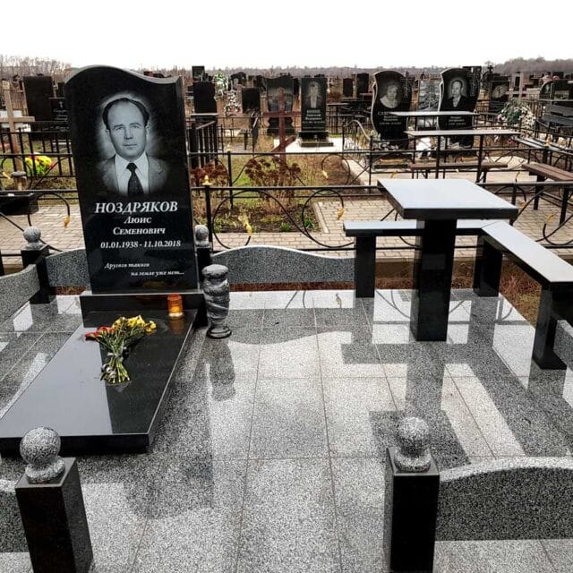 памятник с волной