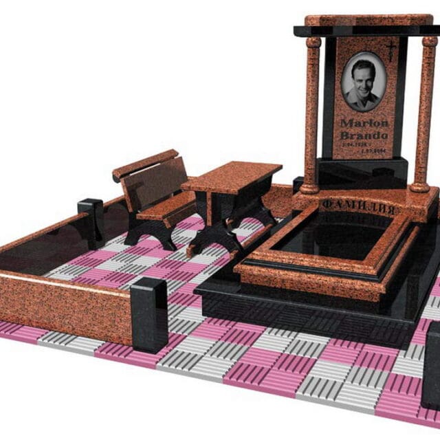 Памятник с колонами