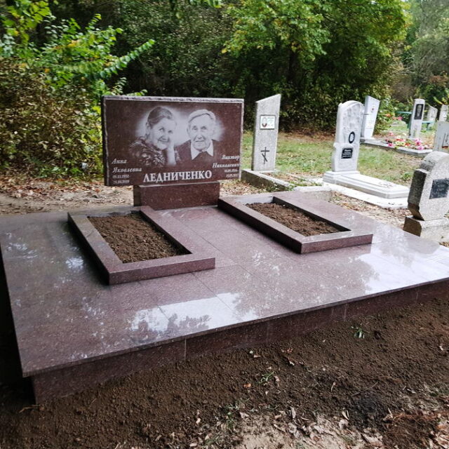 Памятник для Ледниченко