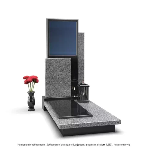 Памятник из двух видов гранита: чёрного и светло-серого. Вертикальная стела состоит из двух частей: на чёрной — место для портрета и надписей, на серой — выгравированный крест. Основание также комбинированное, имеет строгую, многоуровневую форму.