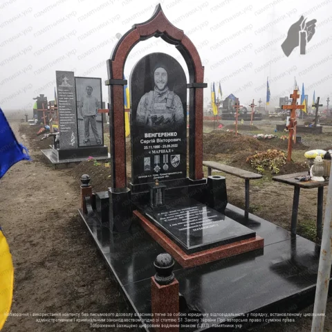 Мемориальный комплекс памятник на могилу, Памятник для военного из черного и красного гранита с гравировкой и эмблемой