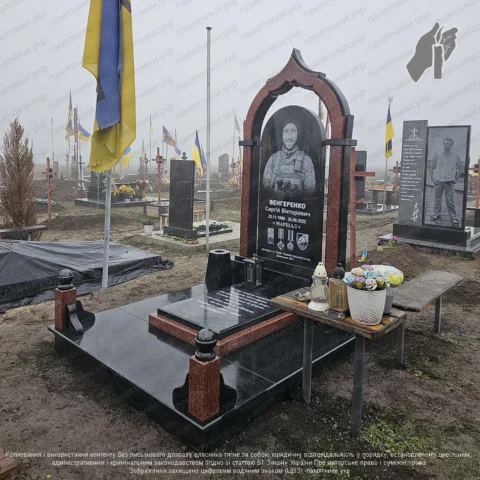 Мемориальный комплекс памятник на могилу, Памятник для военного из черного и красного гранита с гравировкой и эмблемой