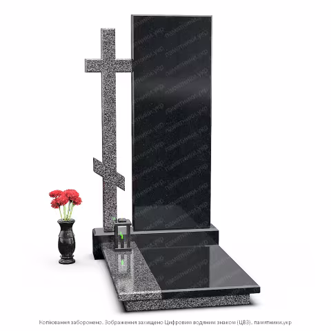  Комбинированный памятник: высокий серый крест и черная стела из полированного камня.